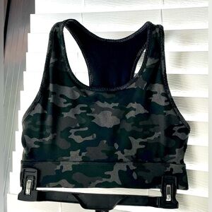 *EUC* Fabletics Sports Bra - Womens Size L - Black Camo - Wireless Racerback